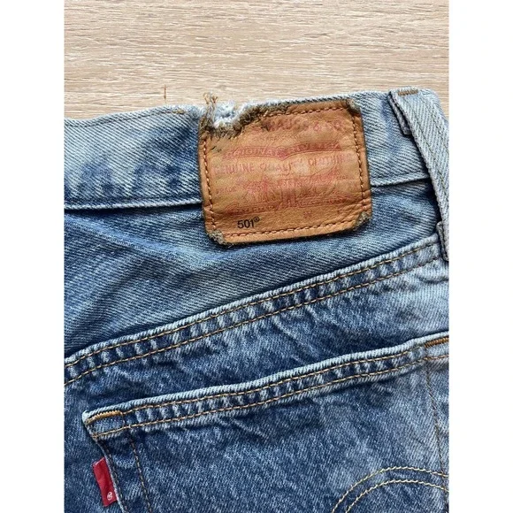 Levi's Premium 501 Cut Off Denim Shorts Womens 26 Blue Frayed Hem Acid Wash - Picture 8 of 8